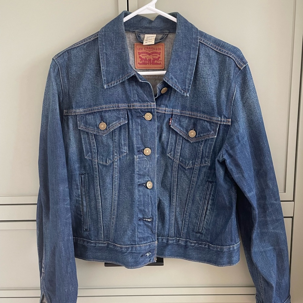 Lightly worn Levi’s crop Jean jacket XL